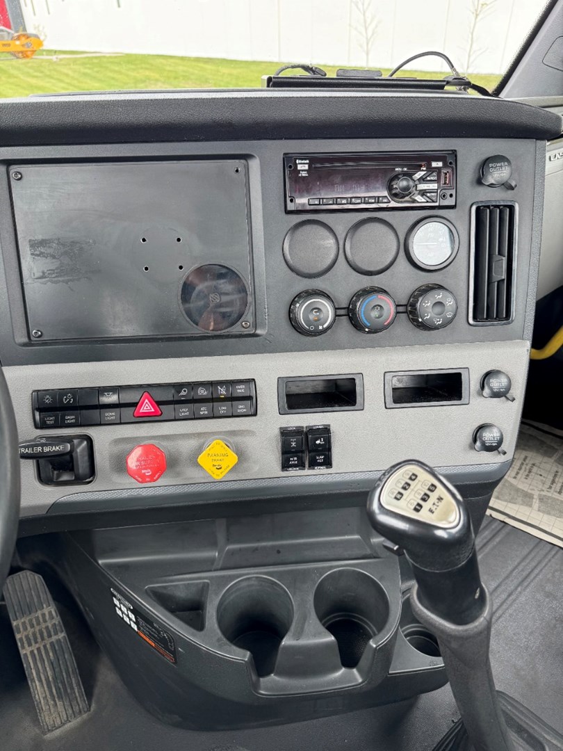 2019 FREIGHTLINER CASCADIA 113 - USED TRUCKS DAY CAB - image 16